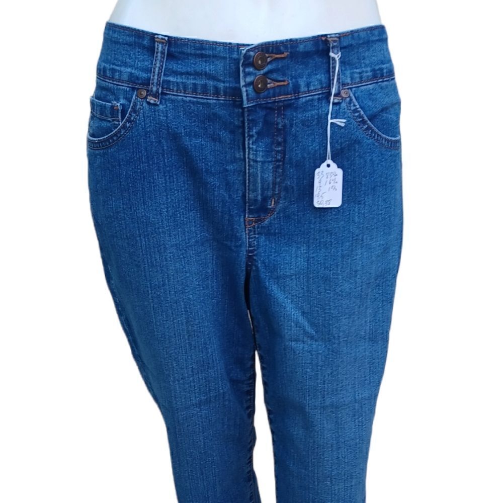 516748....Bandolinoblu Crop Jeans Size 8, 30" Waist 19" Inseam 9" Rise
